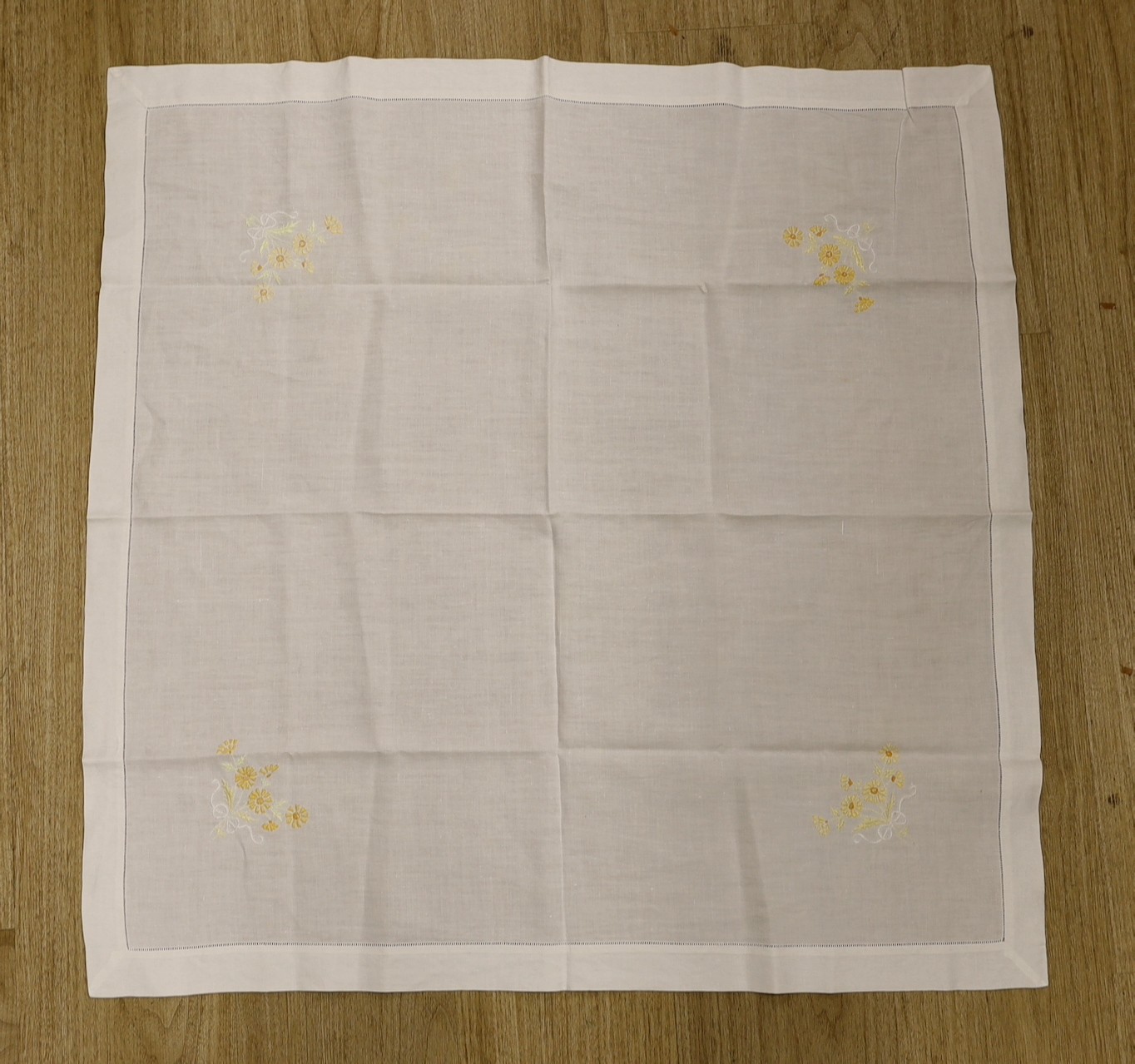 A quantity of lace trimmed and embroidered fabrics including tray cloths and pillow cases